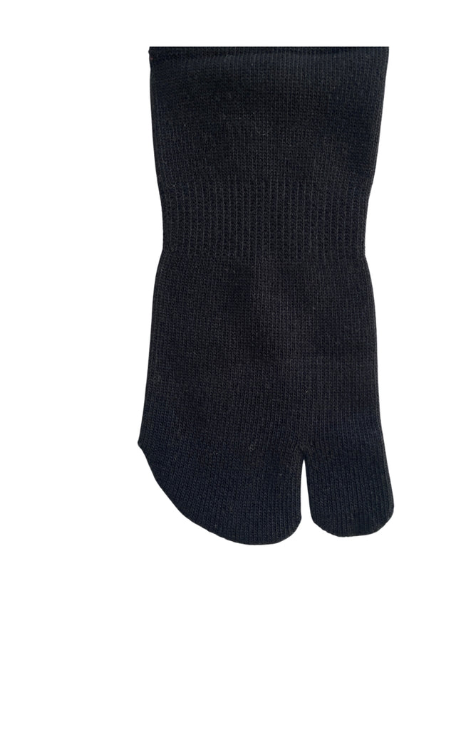 the detail of Wide and Shaped Toe Tabi Socks in black