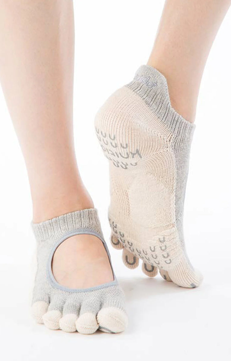 http://narasocks.com/cdn/shop/products/Socks-Knitido-Plus-Botanical-Dyed-Footie-Grip-Power-Pads-Grip-Toe-Socks-Ivory2_1200x1200.webp?v=1678904519