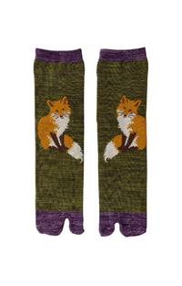 Socks by NINJA SOCKS named Foxy Tabi Toe Socks, front view in OLIVE HEATHER color with a design of a fox sitting and looking at us