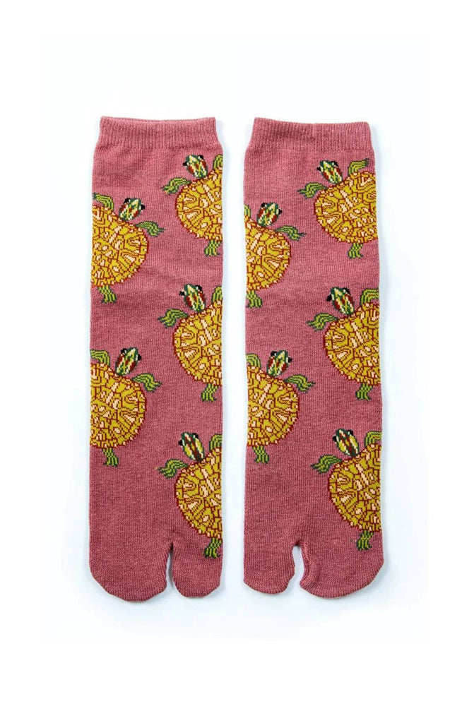 This is a picture of the NINJA SOCKS product name TURTLE TABI SOCKS Rose