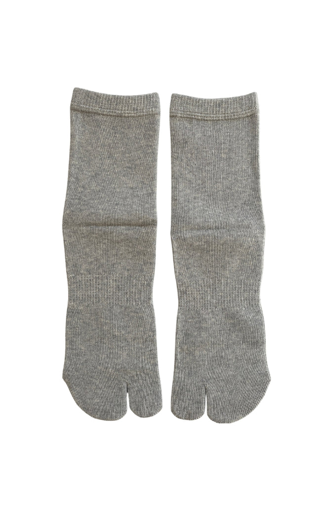 Wide and Shaped Toe Tabi Socks in grey