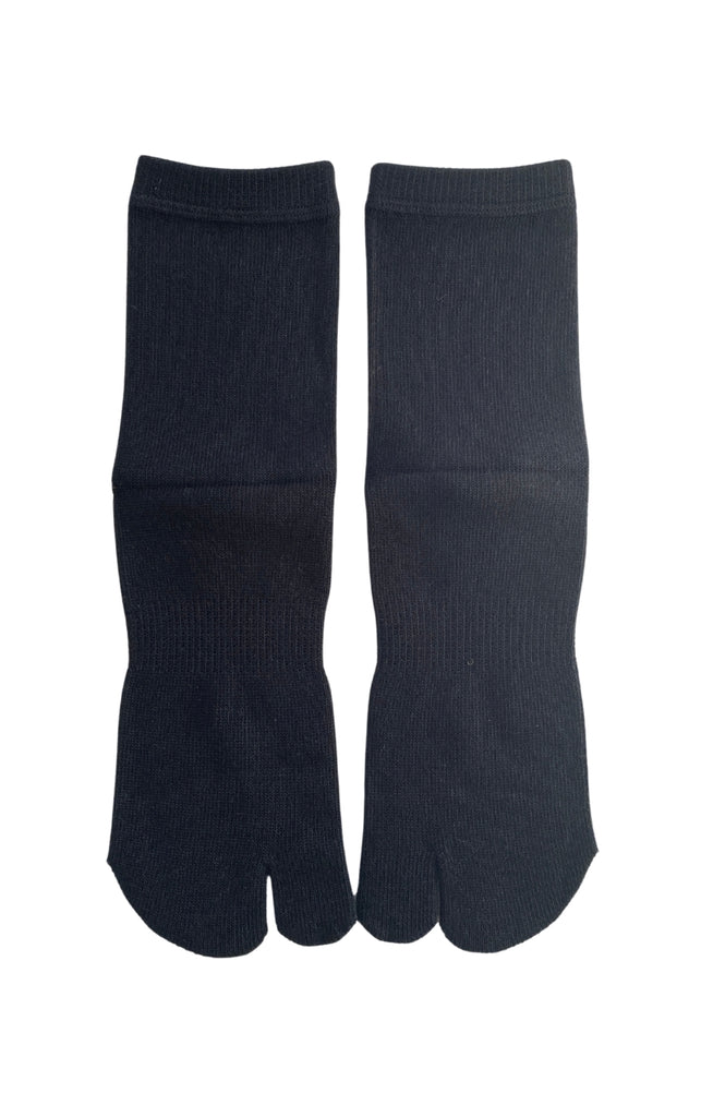Wide and Shaped Toe Tabi Socks in black