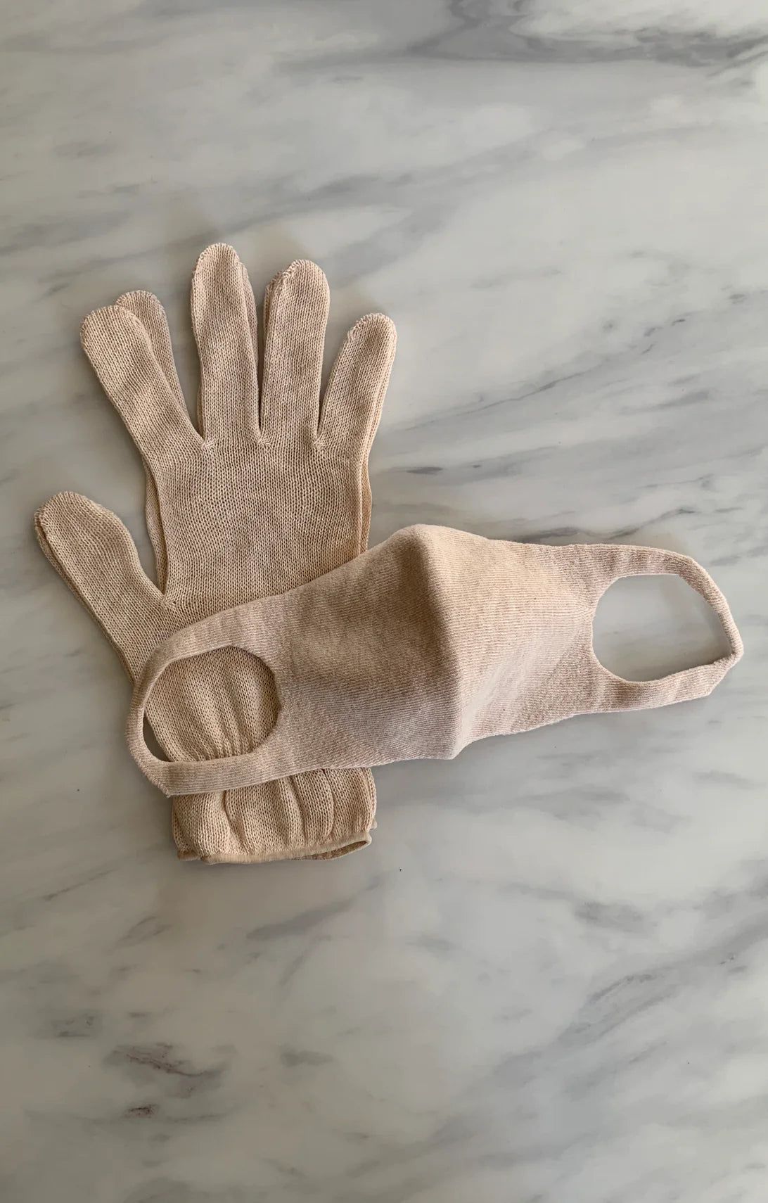 Tabbisocks Wellness Botanical Dyed Organic Cotton Face Mask & Gloves Set in Natural color