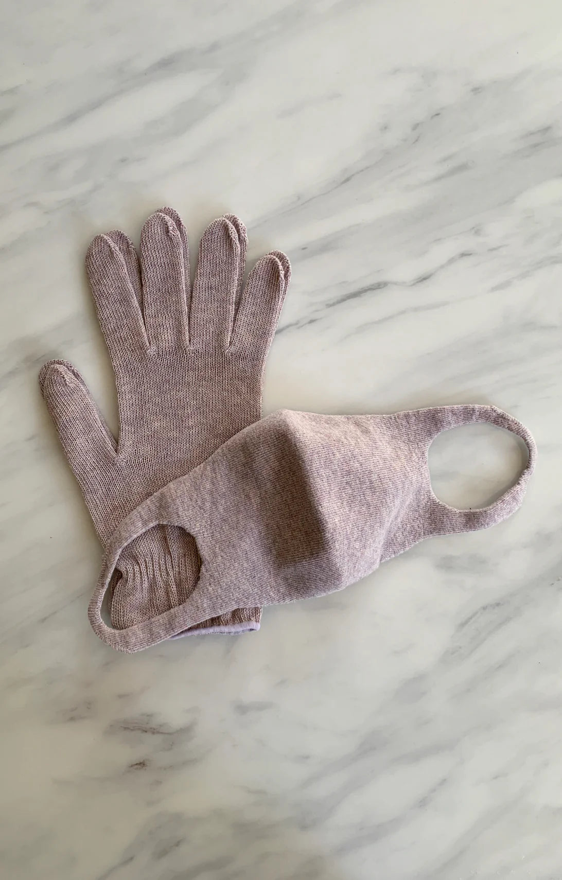Tabbisocks Wellness Botanical Dyed Organic Cotton Face Mask & Gloves Set in Purple color