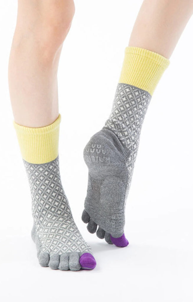 Brand name Knitido plus in the color Grey with the product name Organic Cotton Diamond Midcalf Toe Grip Socks With *Power Pads*
