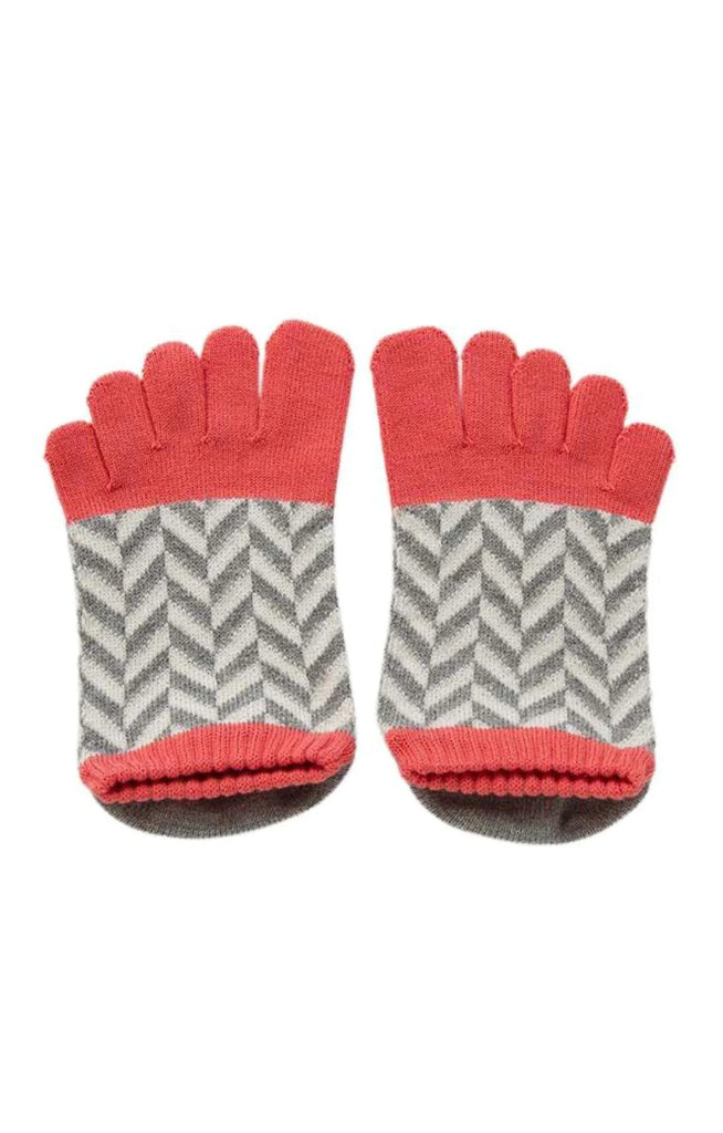 Knitido plus’s Organic Cotton Herringbone Footie Grip Toe Socks in Coral