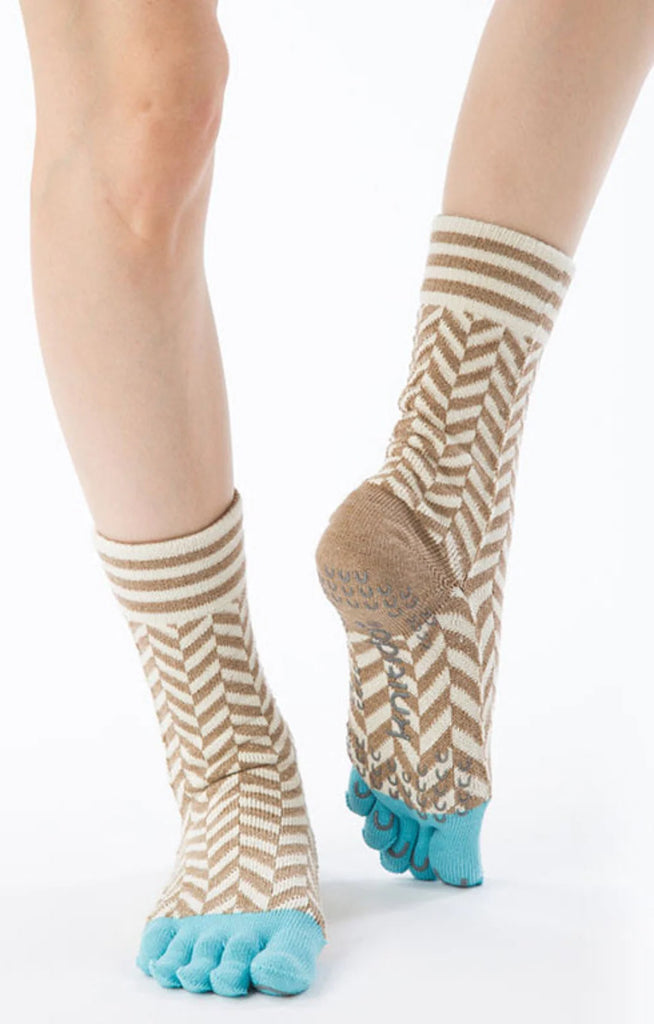 Legs wearing socks with the trade name Organic Cotton Herringbone Midcalf Toe Grip Socks With Power Pads by Knitido plus in the color Turquoise