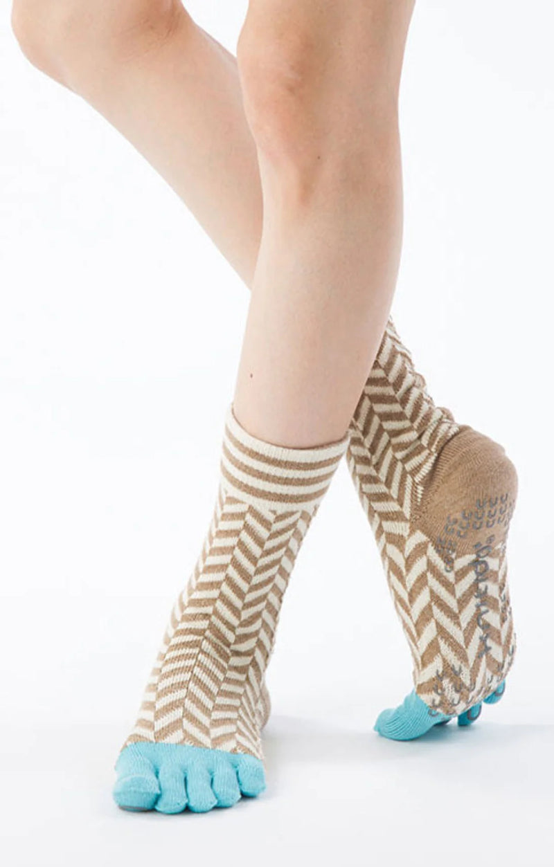 Legs wearing socks with the trade name Organic Cotton Herringbone Midcalf Toe Grip Socks With Power Pads by Knitido plus in the color Turquoise