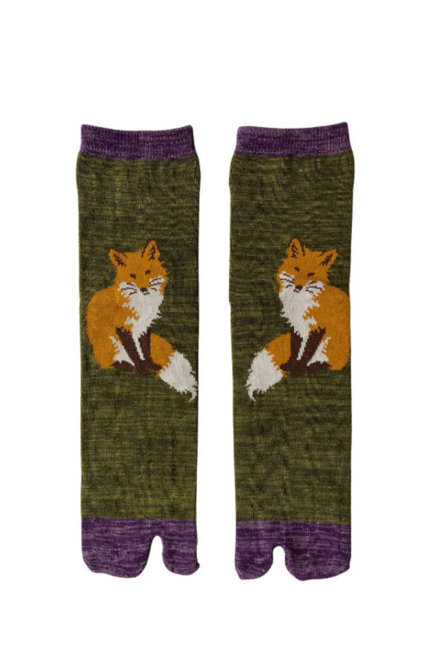 Socks by NINJA SOCKS named Foxy Tabi Toe Socks, front view in OLIVE HEATHER color with a design of a fox sitting and looking at us