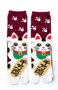 This is a photo of the product name MANEKINEKO TABI TOE SOCKS Merlot, which is inspired by NINJA SOCKS's Japanese beckoning cat