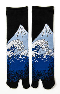 This is a photo of the product name HOKUSAI FUJI SAN TABI TOE SOCKS black, which is inspired by Hokusai Katsushika's painting of Mt. Fuji by NINJA SOCKS