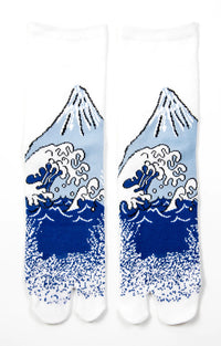 This is a photo of the product name HOKUSAI FUJI SAN TABI TOE SOCKS white, which is inspired by Hokusai Katsushika's painting of Mt. Fuji by NINJA SOCKS